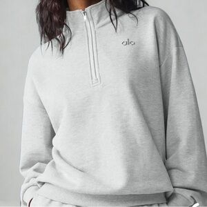 ALO Yoga Women's Light Gray Half-Zip Sweatshirt